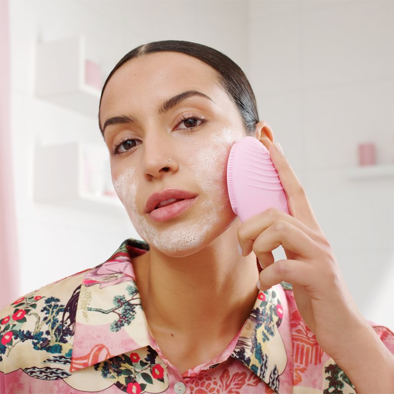 FOREO LUNA™ 3 Sonic Skin Cleansing Brush With Anti-ageing Effect Normal Skin