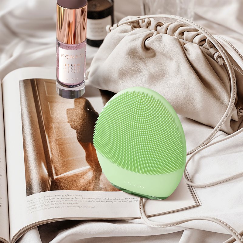 FOREO LUNA™4 Massage Device For Facial Cleansing And Firming Combination Skin