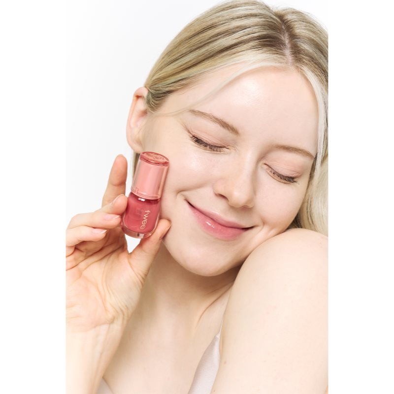 fwee 3D Voluming Gloss hydratačný lesk na pery pre zväčšenie objemu odtieň A05 Currant 30% 5.3 g