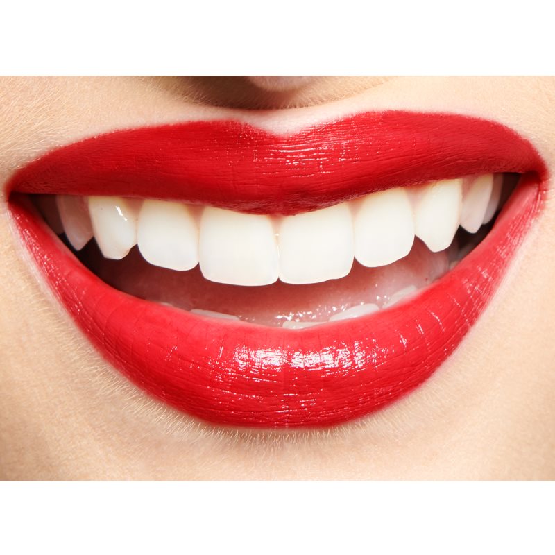 IsaDora Perfect Moisture Lipstick зволожуюча помада відтінок 215 Classic Red 4,5 гр