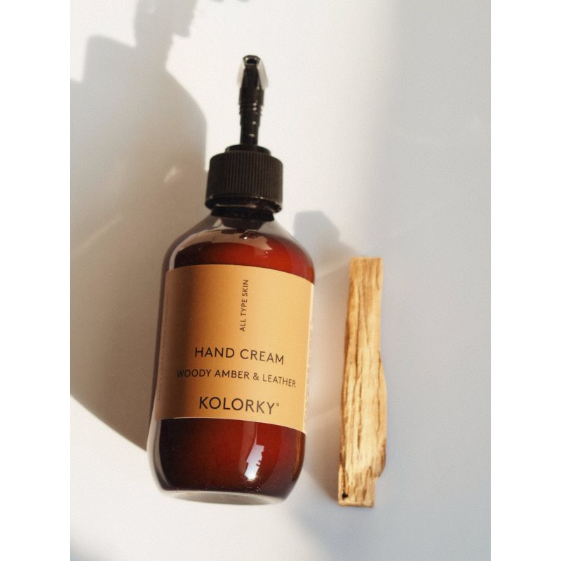 Kolorky Hand Cream krém na ruce Woody Amber & Leather 270 ml (obrázek 3)