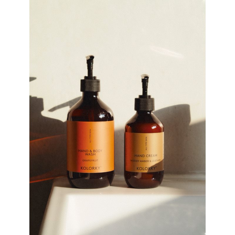 Kolorky Hand Cream krém na ruce Woody Amber & Leather 270 ml (obrázek 4)