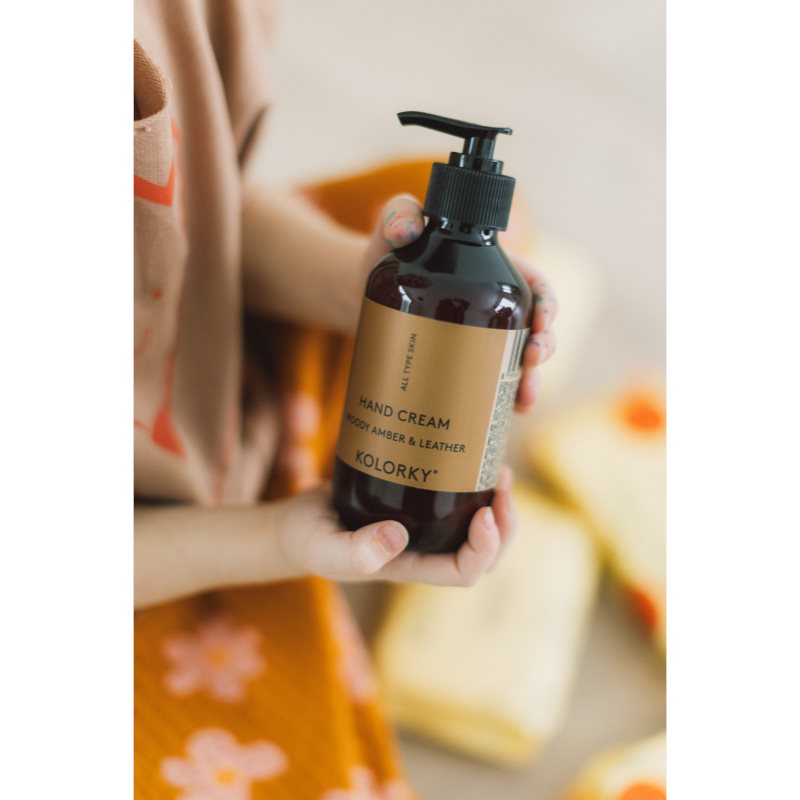 Kolorky Hand Cream krém na ruce Woody Amber & Leather 270 ml (obrázek 5)