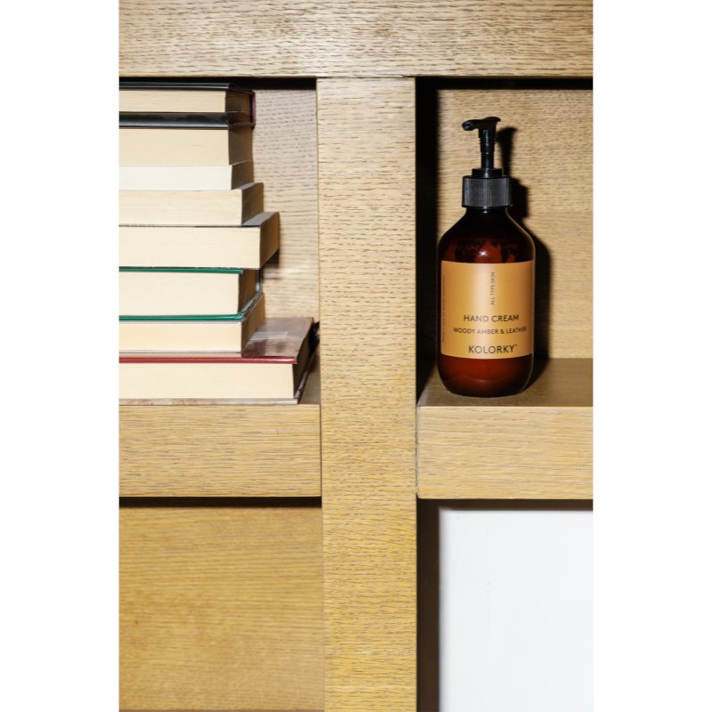 Kolorky Hand Cream krém na ruce Woody Amber & Leather 270 ml (obrázek 6)