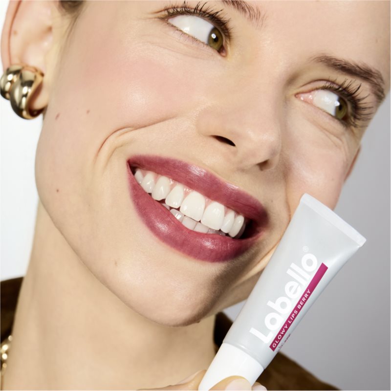 Labello Glowy Lips Berry tónovací balzám na rty s kyselinou hyaluronovou SPF 30 10 ml (obrázek 4)