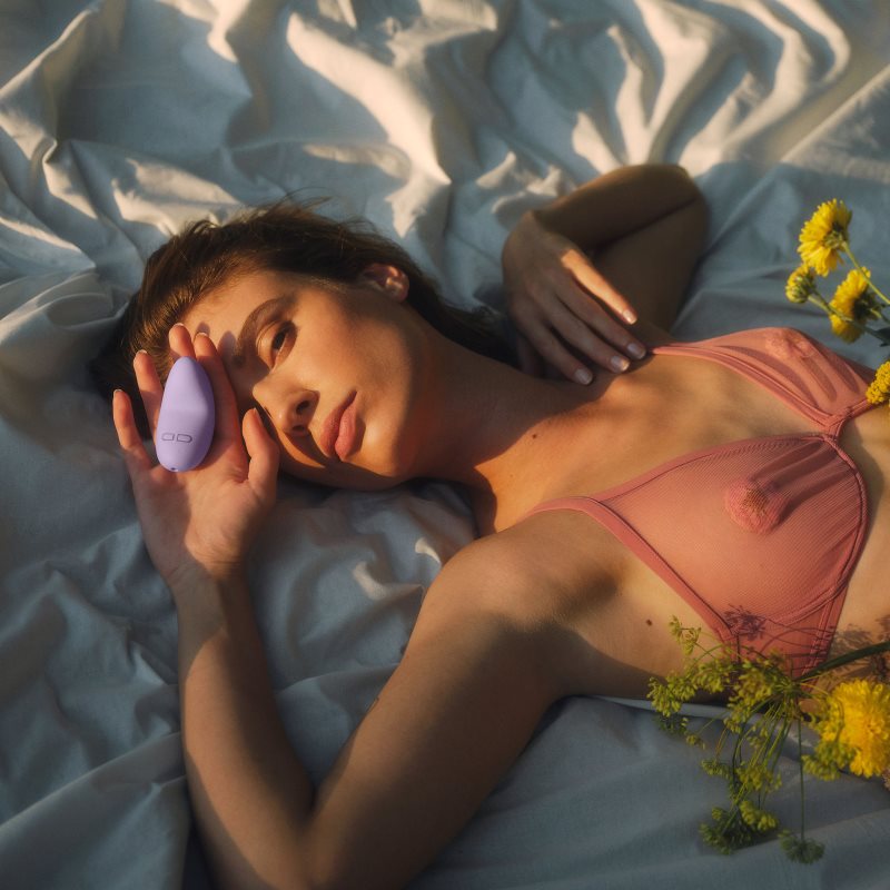 Lelo Lily 3 stimulátor Dark Plum 7,4 cm (obrázek 6)