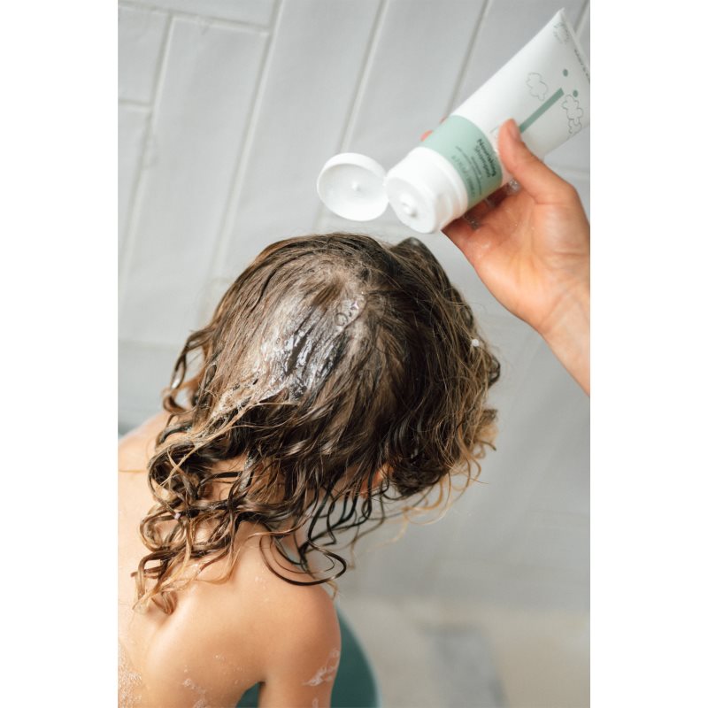 Naif Baby & Kids Nourishing Shampoo поживний шампунь для дитячої шкіри голови 200 мл
