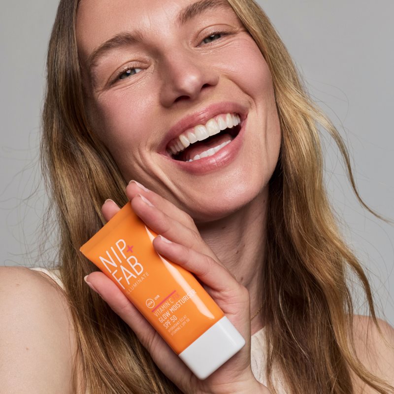 NIP+FAB Vitamin C Fix Glow Moisturiser rozjasňující pleťový krém SPF 50 50 ml (obrázek 3)
