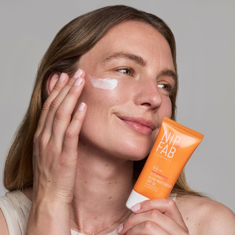 NIP+FAB Vitamin C Fix Glow Moisturiser rozjasňující pleťový krém SPF 50 50 ml (obrázek 4)