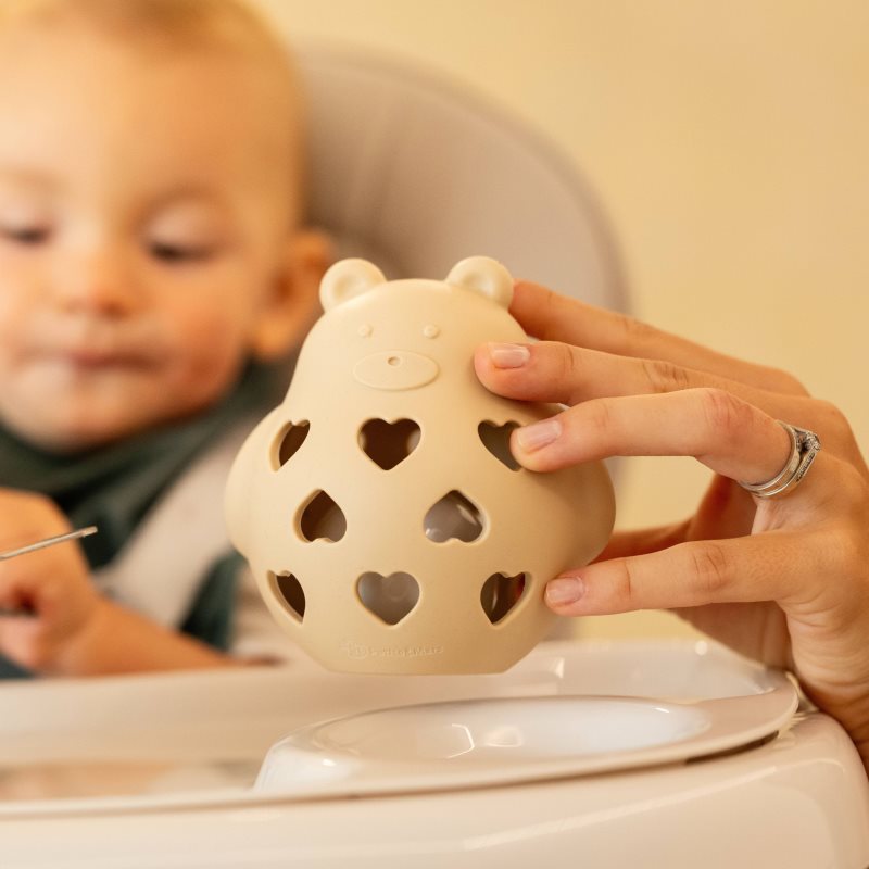 Petite&Mars Bear Basil 0m+ chrastítko Misty Green 1 ks (obrázek 3)