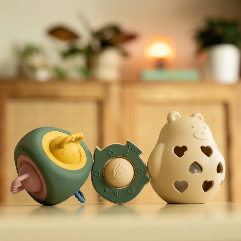 Petite&Mars Bear Basil 0m+ chrastítko Misty Green 1 ks (obrázek 4)