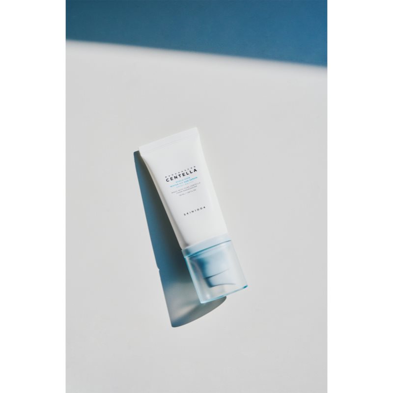 SKIN1004 Madagascar Centella Hyalu-Cica Water-Fit Sun Serum ochranné sérum s hydratačním účinkem SPF 50+ 50 ml (obrázek 4)