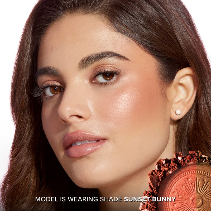 Too Faced Sun Bunny Blushing Bronzer bronzer a lícenka odtieň Sunset Bunny 8 g (obrázok 3)