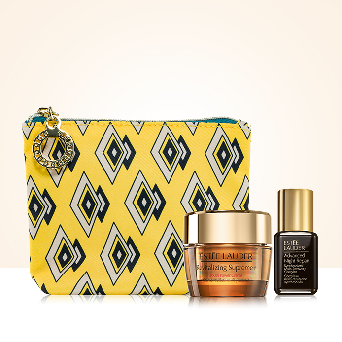 Neceser con regalos de la marca Estée Lauder.