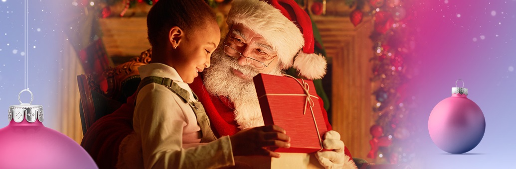 une petite fille debout à côté de Saint Nicolas, ouvrant le cadeau qu'il lui a offert