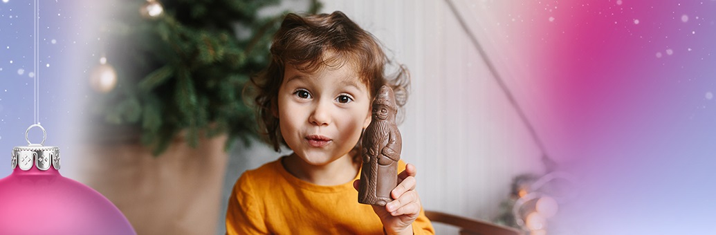 Kleiner Junge mit Schokoladen-Nikolaus