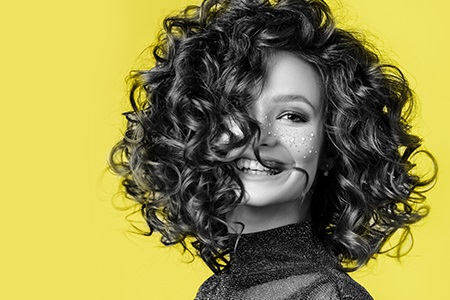 Barvy roku 2021: Žlutá a šedá pro váš nový look