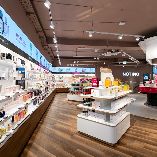 Notino otvírá v centru Brna největší parfumerii v Česku. S výběrem líčení pomůže virtuální zrcadlo