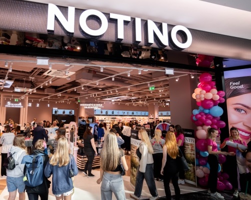 Many people enter the Notino store, which is beautifully decorated.