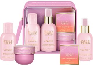 Baylis & Harding Jojoba, Vanilla & Almond Oil Geschenkset unterwegs