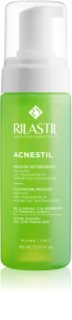 Rilastil Acnestil mousse detergente per riequilibrare la produzione di sebo per pelli grasse con tendenza all'acne