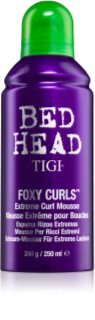 TIGI Bed Head Foxy Curls αφρώδες σκληρυντικό μους για ακραία κύματα