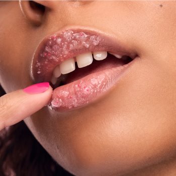 essence Disney The Little Mermaid Exfoliant pentru buze - imagine 2