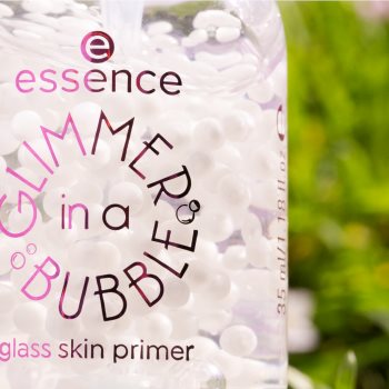  baza pentru machiaj, essence GLIMMER IN A BUBBLE Primer lichid pentru o piele radianta - Sellmag.ro