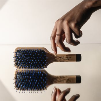 Hair Rituel by Sisley The Pocket Brush Radiance & Softness perie pentru un par stralucitor si catifelat Perii plate, Hair Rituel by Sisley The Pocket Brush Radiance & Softness perie pentru un par stralucitor si catifelat - Sellmag.ro